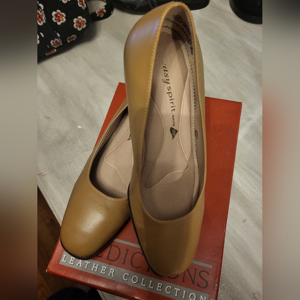 Easy Spirit Women's Tan Heels